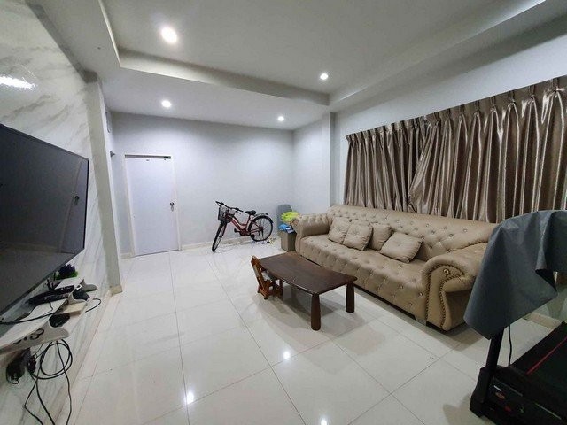 ให้เช่าบ้านเดี่ยว เสรีไทย 26 จอดรถได้ 3 คัน เลี้ยงแมวได้ เฟอรนิเจอรครบ ใกล้เดอะมอลล์บางกะปิ