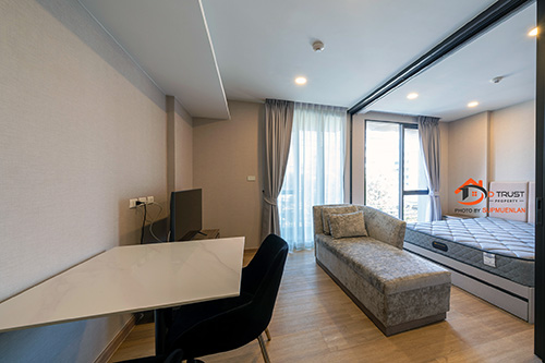  ให้เช่า คอนโด ลอยด์ ศูนย์วิจัย-ทองหล่อ ติด รพ.กรุงเทพ ใกล้ Airport Link มักกะสัน ชั้น 3 เนื้อที่ 28 ตร.ม 1ห้องนอน 1ห้องน้ำ (กั้นเเยกโซนเปียก) ห้องสวยไม่อึดอัด ห้องสภาพยังใหม่สอาด มีเฟอร์ฯ เครื่องใช้ไฟฟ้าให้ เดินหิ้วกระเป๋าพร้อมเข้าอยู่ได้เลย ห้องนี้รับขั้นต่ำ 6 เดือน.เงื่อนไขราคาเช่า : 20,800 บาท / เดือน (รวมค่าส่วนกลาง)( สัญญาเช่า 6 เดือน = จ่ายเงินประกัน 2 เดือน / ค่าเช่าล่วงหน้า 1 