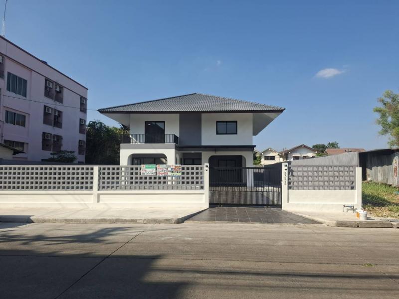 ##ขายบ้านเดี่ยวหลังใหญ่ 125 ตรว. ติดวิสต้ากอล์ฟ, มหาวิทยาลัยรังสิต จ.ปทุมธานีโซน : เมืองเอก  ปทุมธานีที่ตั้ง :  52/538  หมู่บ้านเมืองเอก  ต.หลักหก  อ.เมืองปทุมธานี  จ.ปทุมธานี  12000ลักษณะโดยทั่วไป- บ้านเดี่ยว 2 ชั้น รีโนเวทใหม่ทั้งระบบ  พร้อมเข้าอยู่- เนื้อที่  125   ตรว.,พื้นที่ใช้สอย  250 ตรม., - 4 ห้องนอน, 2 ห้องโถง, 1 ห้องพระ,  3 ห้องน้ำ,  1 ห้องครัวใหญ่พร้อมเคาน์เตอร์ครัว- ห้องรับแขกชั้นล่า�