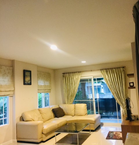 บ้านเดียวให้เช่าใกล้สนามบินสุวรรณภูมิ ม.มัณฑนา พระราม9-ศรีนครินทร์ มี3นอน 3น้ำ ตกแต่งสวย เฟอร์ครบพร้อมเข้าอยู่เช่า 55,000 บาท