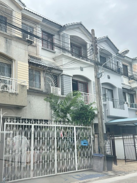 ให้เช้าบ้านกลางเมืองถนนพระราม9ซอย43 มี 3 นอน 3 น้ำแอร์ เฟอร์ครบ ใกล้แอร์พอร์ตลิ้งค์ห้าง The nine ราคาเช่า 25000บาท/เดือนรายละเอียดทรัพย์- ขนาดที่ดิน 25 ตารางวา- พื้นที่ใช้สอย 149 ตารางเมตร- มี 3 ชั้น 3 ห้องนอน 3 ห้องน้ำ 1 รับแขก 1 ห้องครัวบิลอิน- อยู่หน้าสวน ไม่มีบ้านตรงข้าม เป็นส่วนตัว - จอดรถได้ 2 คัน- ตกแต่งสวย เฟอร์นิเจอร์และเครื่องใช้ไฟฟ้าครบ-  แอร์ 2 เครื่อง- จอดรถได้ 2 คัน- ถนนพระ