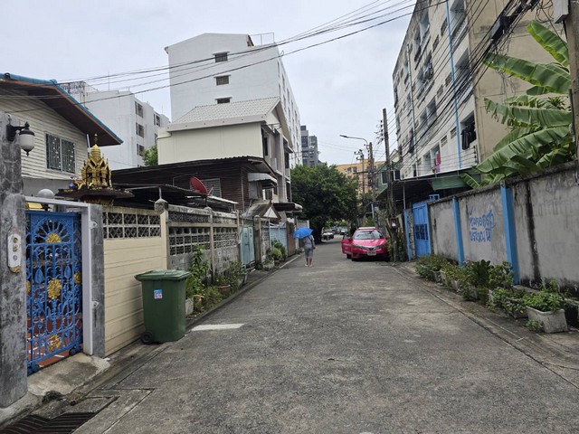 บ้านเดี่ยว2ชั้น50ตรว.ให้เช่า รัชดา สุทธิสาร ห้วยขวาง ใกล้สถานฑูตจีนให้เช่าบ้านเดี่ยว2ชั้น 50ตรว. รัชดา ห้วยขวาง•5ห้องนอน  2 ห้องน้ำ 1ห้องอาบน้ำ  1ห้องครัวกว้างใหญ่   •แอร์จำนวน5เครื่อง• เครื่องทำน้ำอุ่น2เครื่อง•เฟอร์นิเจอร์ ตามรูปค่ะ •เครื่องซักผ้าฝาหน้า• ตู้เย็น•ตู้เสื้อผ้า   •เตียงเดี่ยว  เตียง 2ชั้น•ไฟฟ้า 3เฟส•ถังน้ำ 2ถัง ปริมาตร 1,500ลิตร•จอดรถ1คันอยู่รัชดาภิเษก�