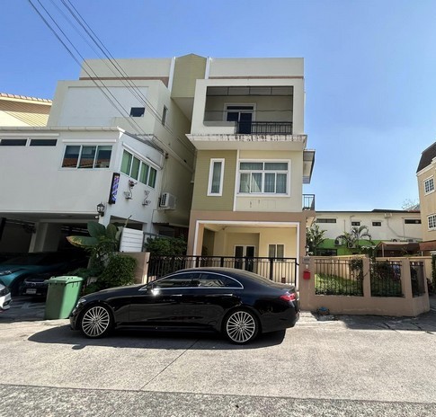 ให้เช่าทาวน์โฮม  หมู่บ้านลภาวัน 17 นนทบุรี หลังมุม 3 ชั้น  3 ห้องนอน 4 ห้องน้ำ แอร์ 5 เครือง  