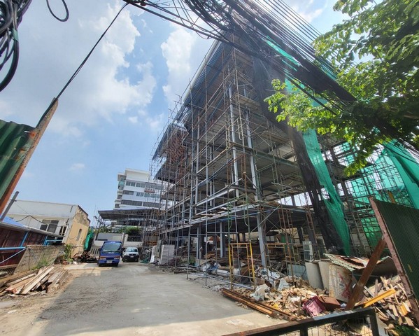 ให้เช่าอาคาร 4 ชั้น 1 หลังและ 2 ชั้น 1 หลัง ถนนสุขุมวิท 103 ซอยอุดมสุข28-30 พทชส 1,800 ตรม. บนที่ดิน 300 ตรว. ค่าเช่าเริ่มต้น 400,000/เดือนให้เช่าอาคาร สำนักงานขนาดใหญ่ จำนวน 4 ชั้น 1 หลัง และ อาคาร 2 ชั้น 1 หลังจอดรถได้ประมาณ 20 คันผู้เช่าสามารถปรับแบบและไปตกแต่งต่อเติม ต่อได้เลยเหมาะทำเป็นสถานศึกษา ธุรกิจออฟฟิตขนาดกลาง-ใหญ่ Showroom และอื่นๆโรงพยาบาลค่าเช่าเริ่มต้น 400,000/เดือน(ผู้เช่าตกแ�