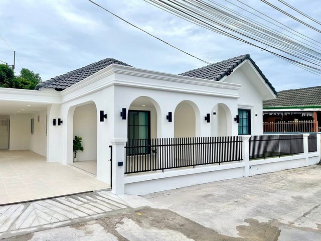 ขายบ้านเดี่ยวชั้นเดียว รีโนเวทใหม่ ใกล้เครือสหพัฒน์ แหลมฉบัง ใกล้นิคมปิ่นทอง1 ทำเลดีติดทางออกมอเตอร์เวย์สาย7 รีโนเวทใหม่ สวยน่าอยู่มาก- ขนาด 60 ตารางวา 3 นอน 2 น้ำ 3 จอดรถ- บ้านรีโนเวทใหม่ทั้งหลัง สวย น่าอยู่มากของแถม-ชุดเตียงนอนครบเช็ต1 ห้อง-ชุดชั้นวางทีวี-ฮูท+เตา-ม่านทั้งหลัง-ชุดโซฟาสถานที่ใกล้เคียง- ทางออกมอเตอร์เวย์สาย7- นิคมเครือสหพัฒน์- นิคมแหลมฉบัง- นิคม�