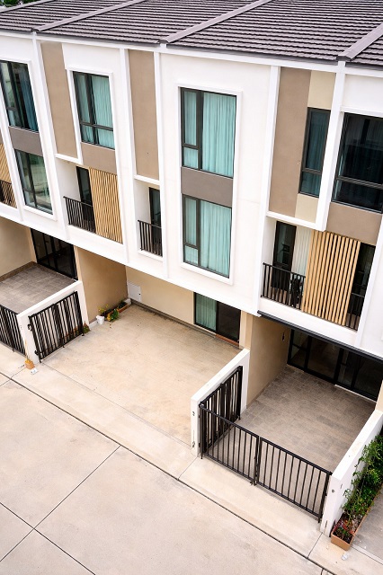 ให้เช่าทาวน์เฮ้าส์ 3 ชั้น 20 ตร.ว. 240 ตร.ม.เลียบคลองหลวงแพ่ง MRT ศรีแบริ่ง 2.4 กม.เฟอร์นิเจอร์ลอยครบ  3 นอน 4 น้ำ