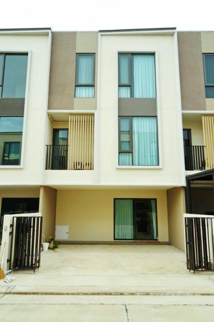 เฟอร์นิเจอร์ครบ MRT ศรีแบริ่ง 2.4 กม. 3นอน ให้เช่าทาวน์เฮ้าส์ 3 ชั้น 20 ตร.ว. 240 ตร.ม.4 น้ำ