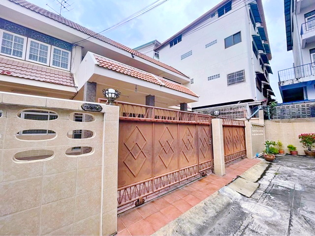 MRTท่าพระ 499มใกล้เดอะมอลล์ 6นอน 4น้ำ 2แอร์ เฟอร์ครบ จรัญ1-5 ให้เช่าบ้าน 2ชั้น  ม.สยาม 