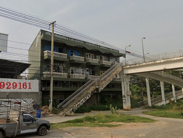  ขายที่ดินพร้อมอาคาร 3 ชั้น (4 ห้อง) ติดถนนใหญ่  โฉนดเลขที่ 37192, 37193, 37194, 37195ที่อยู่: เลขที่ 199/1-4 หมู่ 6 ต.ลาดบัวขาว อ.สีคิ้ว จ.นครราชสีมา รายละเอียด : อาคาร 3 ชั้น รวมทั้งหมด 4 ห้องหน้ากว้างรวม 18 เมตร ลึก 12 เมตรพื้นที่ใช้สอยกว้างขวาง เหมาะทำ สำนักงาน, ร้านค้า, โชว์รูมเนื้อที่รวม 17, 18, 20, 36 ตร.ว.ติดถนนหลัก เดินทางสะดวก ใกล้ตลาดสีคิ้ว / ถนนมิตรภาพบริเวณโดยรอบมีแหล่งชุมชน ร้านค้า และสถาน