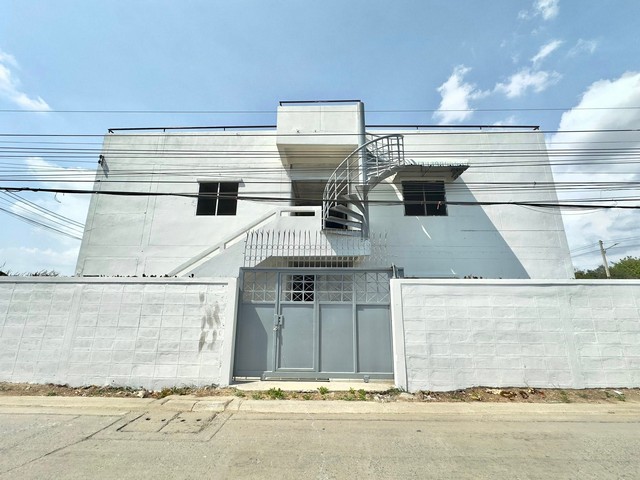 ขายอาคาร 3 ชั้น ทำเลศักยภาพ เพชรเกษม 91อาคารโครงสร้างแข็งแรง เหมาะทำหอพัก | บ้านพักพนักงาน | โกดัง | โรงงานขนาดย่อม—รายละเอียดทรัพย์• ที่ดิน 94 ตร.วา• อาคาร 2 ชั้น + ดาดฟ้า (ชั้น 3)• รวม 20 ห้องพัก – ชั้นละ 10 ห้อง – มีห้องน้ำทุกห้อง• โครงสร้างแข็งแรงมาก• พื้นที่จอด มอเตอร์ไซค์ / จักรยานสาธารณูปโภคต้องทำใหม่(เหมาะสำหรับผู้ลงทุน รีโนเวทเพื่อเพิ่มมูลค่า)—เหมาะสำหรับ• หอพ�