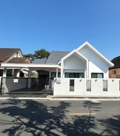 ขาย 3.3 ล้านบาท*บ้านเดี่ยว กุลพันธ์วิลล์ 2 Koolpunt Ville 2บ้านพร้อมอยู่ทันที ไม่ต้องรีโนเวทเพิ่มทำเล แม่เหียะ ใกล้สนามบินเชียงใหม่ต่ำกว่าราคาประเมิน (ราคาประเมิน 3.8 ล้าน)——รายละเอียดบ้านพื้นที่ใช้สอย 150 ตร.ม. | ที่ดิน 69 ตร.ว.3 ห้องนอน กว้างขวาง2 ห้องน้ำห้องรับแขก | ห้องกินข้าว | ห้องครัว | ห้องอเนกประสงค์หลังบ้านจอดรถได้ 3 คัน——เฟอร์นิเจอร์ + ของแถมครบชุดรับแขก, ชุดโต๊ะกินข้าว�