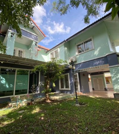 ให้เช่า 30,000/เดือน* กุลพันธ์วิลล์ 9 (Koolpunt Ville 9)บ้านเดี่ยว เฟอร์ครบ พร้อมเข้าอยู่ขนาดกำลังดี บนที่ดินใหญ่ อยู่สบาย เงียบ เป็นส่วนตัว —รายละเอียดบ้าน• 3 ห้องนอน | 3 ห้องน้ำ• พื้นที่ใช้สอย 175 ตร.ม.• ที่ดิน 80 ตร.ว.• ที่จอดรถ 2 คัน• เฟอร์นิเจอร์ครบ หิ้วกระเป๋าเข้าอยู่ได้ทันที• ไม่รับสัตว์เลี้ยงทุกชนิด—ค่าเช่า30,000 บาท/เดือนสัญญา 1 ปีมัดจำ 2 เดือน | ล่วงหน้า 1 เดือน—ทำเลดี ตอบโจทย์ทั�