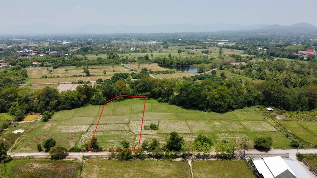 ที่ดินหางดง ขายต่ำกว่าราคาประเมิน 1-3-50 ไร่ บรรยากาศดี เงียบสงบ ในโครงการนภาธานี รายละเอียด : ที่ดินโฉนดครุฑแดง 1-3-50 ไร่  ที่ดินติดถนนโครงการหน้ากว้าง 25.3 เมตร ลึก 122.7 เมตร ด้านหลังกว้าง 29 เมตร  ลักษณะที่ดินเป็นที่นา ด้านหลังติดลำเหมือง มีไฟฟ้า มีเพื่อนบ้านไม่หนาแน่น น้ำประปาหมู่บ้านสามารถดึงเข้าได้  หรือเจาะบาดาลได้  ห่างจากสนามบิน 19 กม.  ห่างจากถนนหลวง 108 เพียง 1.9 กม.