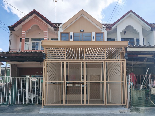 ขายทาวน์เฮ้าส์ นวมินทร์ 135 แยก 4-1 รีโนเวทใหม่ทั้งหลัง เนื้อที่ 16 ตร.วา 2 นอน 2 น้ำ ใกล้ โลตัสสุขาภิบาล1 เลียบทางด่วนฯ