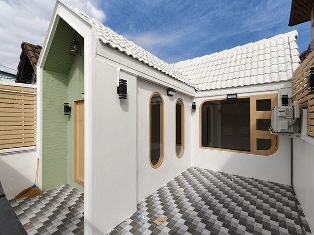 ขายทาวน์เฮ้าส์ บ้านรีโนเวทใหม่ นวลจันทร์ 36 แยก 4 เนื้อที่ 19 ตร.ว. 2 นอน 1 น้ำ ใกล้ เลียบทางด่วนรามอินทรา รถไฟฟ้าสีชมพู