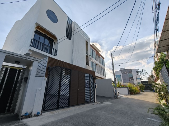 ขายทาวน์โฮม 3 ชั้น รีโนเวทใหม่ เลียบด่วนรามอินทรา ประดิษฐ์มนูธรรม10 เนื้อที่ 28 ตร.ว. 4 นอน 4 น้ำ 4 จอดรถ ใกล้รถไฟฟ้า