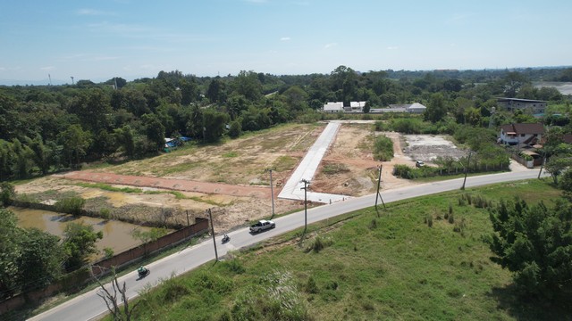 ขายที่ดินแบ่งขาย ใกล้มหาวิทยาลัยแม่โจ้ สันทราย เชียงใหม่  วิวภูเขา อากาศดี เดินทางสะดวก  ที่ตั้ง: เทศบาลเมืองแม่โจ้ ตำบลหนองหาร อำเภอสันทราย จังหวัดเชียงใหม่เพียง 5 นาทีจาก มหาวิทยาลัยแม่โจ้ และ ถนนเชียงใหม่–พร้าว (ทางหลวงหมายเลข 1001)เดินทางเข้าเมืองเชียงใหม่ได้สะดวกเพียง 20 นาที  รายละเอียดที่ดินเนื้อที่: เริ่มต้น 68–100 ตารางวา (แบ่งขายได้)ราคา: เพียง 11,500 บาท/ตาร�