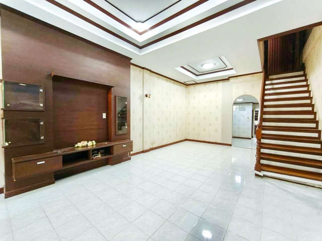 รักสัตว์ MRT ลาดพร้าว101 1.3 กม. ให้เช่าทาวน์โฮม 3 ชั้น 28 ตร.วา. ม.รัตนบัณฑิต 3กม. เดอะมอลล์ บางกะปิ 2.6 กม.