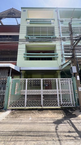  ขายทาวน์โฮม 4ชั้น ย่านสุขุมวิท ทำเลดี ใจกลางเมือง ใกล้ BTS พระโขนง-ทองหล่อ พื้นที่ใช้สอยกว้างขวาง 250 ตร.ม. บนที่ดิน 23 ตร.ว. ลดราคาพิเศษ เหลือเพียง 13.5 ล้านบาท! (จากราคาเดิม 15.5 ล้านบาท) ที่ตั้ง: ซอยพิบูลเวศม์ 15 เข้าออกได้จาก สุขุมวิท 71 และ ถนนใหญ่สุขุมวิท (ทางซอยสุขุมวิท65 / ซอยชัยพฤกษ์) ใกล้แหล่งไลฟ์สไตล์ การเดินทางสะดวก ทั้งรถยนต์ส่วนตัวและ BTS รายละเอียดภายในบ้าน: ชั้น 1: -Living