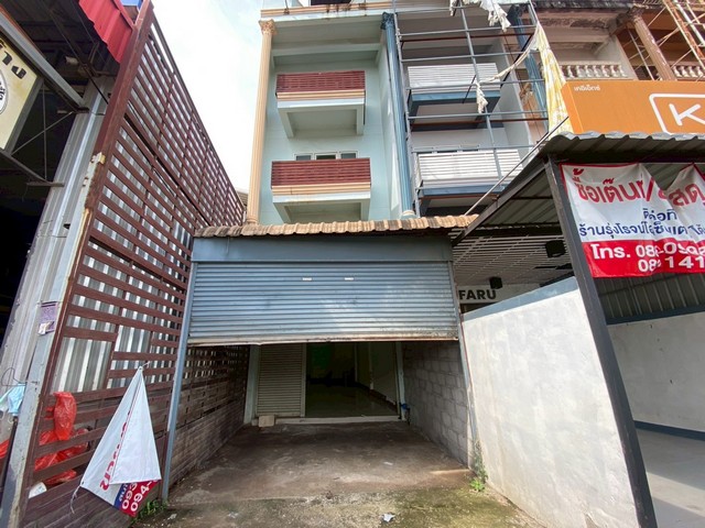 ให้เช่า ตึกแถว 3 ชั้น ใกล้ตลาดไทยศิริ 1 (ทางไปสกลนคร) พร้อมเข้าอยู่ อยู่ติดถนนอุดร-สกล ทำเลดีมาก  ห่างจากตลาดไทยศิริ 250 เมตร ใกล้ตลาดไทยศิริ และ วิทยาลัยสันตพล ใกล้บิ๊กซี, แมคโคร และร้านสะดวกซื้อ เดินทางสะดวก  ตำแหน่งตึก  https://maps.app.goo.gl/LioSiYsDYvdtkbp17?g_st=com.google.maps.preview.copy ตึกแถว 3 ชั้น 3 ห้องนอน 3 ห้องน้ำ 1 ห้องรับแขก ที่จอดรถ 1-2 คัน แอร์ 1 ตัว ราคาเช่า 10,000 บาท/เดือน สัญญาเช่าขั้นต่ำ 1 ปี  แรกเข้าจ�