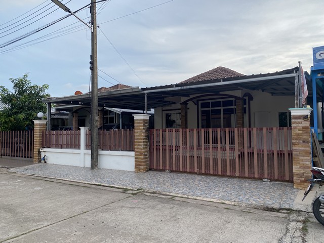  ขาย บ้านเดี่ยว 1 ชั้น หมู่บ้านทรัพย์สมบูรณ์ (ใกล้บิ๊กซี สันตพล) อุดรธานี ใกล้บิ๊กซี, วิทยาลัยสันตพล และ รร.ประจักษ์ศิลปาคาร  เฟอร์นิเจอร์ และแอร์ครบ  พร้อมเข้าอยู่ได้เลย  3 ห้องนอน 2 ห้องน้ำ 1 ห้องรับแขก ที่จอดรถ 2 คัน  1 ห้องครัว แอร์ 3 ตัว ขนาดพื้นที่ดินประมาณ 45 ตารางวา พื้นที่ใช้สอยประมาณ 100 ตารางเมตร ราคาขาย 2.39 ล้านบาท  ฟรีค่าใช้จ่ายวันโอน ☎️สอบถามข้อมูลเพิ่มเติม หร�