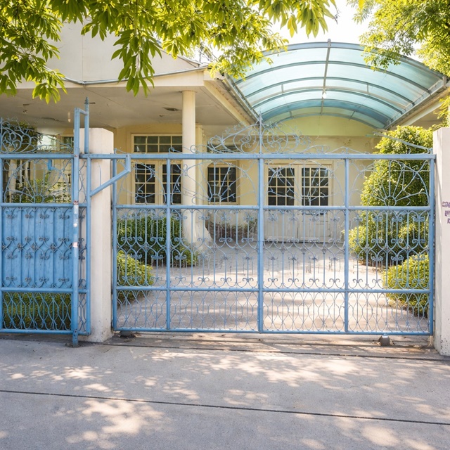 MRT รามอินทรา กม.6 580ม.  รามอินทรา 38-42 ให้เช่าบ้าน 2 ชั้น 43ตร.วา. 3 นอน 2 น้ำ 3 แอร์ เลียบด่วนเอกมัย 1.2 กม. แฟชั่น 2.2 กม. 