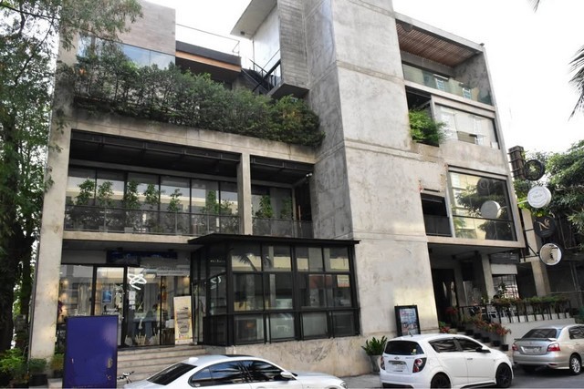 ให้เช่าพื้นที่สำนักงาน มีลิฟท์ ติดถนนเส้นหลักเมืองทองธานี ถนนบอนด์สตรีท ใกล้รถไฟฟ้าเมืองทองธานี  800 ม. สไตล์ ลอฟท์ ตึกสร้างใหม่ มีลิฟท์ 