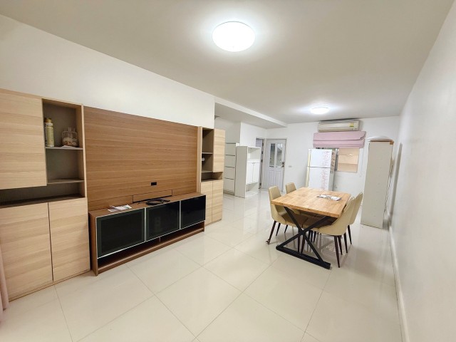 ให้เช่าทาวน์โฮม ถนนลาดพร้าว71ซอยสังคมสงเคราะห์ 10 ใกล้ BTS สถานีลาดพร้าว71 ห้างเซ็นทรัลอีสวิลย์ที่ตั้ง: ถนนนาควิวาส48 แขวงลาดพร้าว เขตลาดพร้าว กรุงเทพมหานคร 10230.รายละเอียด-มี 2 ห้องนอน 1 ห้องแต่งตัว 3 ห้องน้ำ -เนื้อที่ 22 ตารางวา 135 ตารางเมตร-แอร์4เครื่อง เฟอร์ครบ-มีรปภรักษาความปลอดภัย****ราคาเช่าเดือนละ18,000บาท/เดือน****ติดต่อคุณอรัญญา Tel. 094-239-2464, 089-510-3665Line : 0895103665www.LtcPropertythai.comมีบ้านและทาวน�