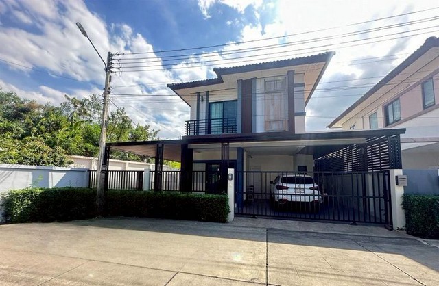 ภาษาไทยด้านล่าง????Available for Rent: 2-story Twin House, End Unit, Patralet 2 Village, Takian Tia - Bang Lamung, PattayaEnd unit with garden area. Land size 67 sq.wa.????Rent for residential use: 30,000 THB/month????- 2 months deposit / 1 month advance rent- Minimum 1-year contract????Rent for company registration: 40,000 THB/month????- 3 months deposit / 1 month advance rent- Minimum 3-year contract❌️No pets allowed❌️Details:- 3 bedrooms, 3 bathrooms, 1 kitchen, 2 parking spaces inside the house, plus 1 more in front of the house- Complete bedroom furniture sets in all 3 rooms- 4 air conditioners- 1 4-door refrigerator- Microwave- Electric oven- 1 sofa set- 1 dining table set- 1 LG 80-inch TV / 1 LG 50-inch TV*Only 15 km from Bo Win.  Only_____________________________________________✐ContactContact for inquiries | Schedule a viewing | Reserve | Make a purchase???? Tel: 091-742-1874 (K. Yee)???? Line ID: 0917421874❇️ Whatsapp: 089 753 6784�