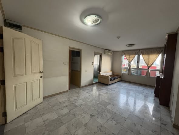 ขายคอนโด ลุมพินี เพลส สาทร (Lumpini Place Sathorn)- ขนาดพื้นที่ 30.20 ตารางเมตร- อาคาร A     ชั้น 8- ห้องมุม เงียบสงบ โปร่งโล่ง อากาศถ่ายเทดีรายละเอียดห้อง:- เฟอร์นิเจอร์ครบ พร้อมเข้าอยู่- แยกส่วนครัว ห้องน้ำ และระเบียง- พื้นที่ใช้สอยลงตัว เหมาะสำหรับอยู่อาศัยคน   เดียวหรือคู่รัก- วิวเมืองสวย ไม่บังจุดเด่นของโครงการ:- ทำเลใจกลางเมืองย่านสาทร- เดินทางสะดวก ใกล้ถนนนราธิวาสราช   นครินท�