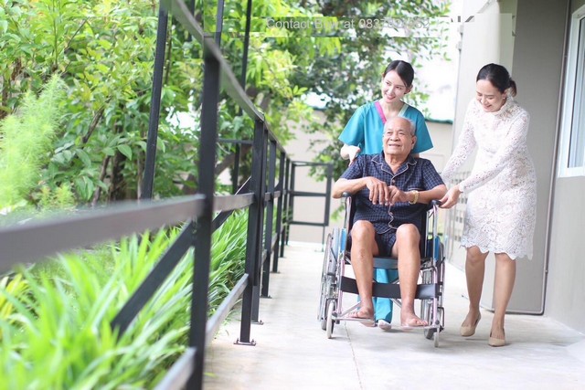 CC1450ให้เช่ากิจการศูนย์ดูแลผู้สูงอายุ ขนาด2ไร่ ใกล้เดอะมอลล์ บางแคแหล่งช้อปปิ้งขนาดใหญ่ เดินทางสะดวกด้วยรถไฟฟ้าสายสีน้ำเงิน##  ให้เช่า ##Please directly contact : K.โบว์  083-782-4962ศูนย์ดูแลผุ้สูงอายุ แบ่งพื้นที่ให้เช่า เพื่อประกอบธุรกิจดูแลผู้สูงอายุ และดูแลคนไข้ฟื้นฟูขนาดที่ดิน 2 ไร่พื้นที่ใช้สอย 1,200 ตรารงเมตร จำนวนเตียง 80 เตียง ห้องรวม 4 เตียง ห้องรวม 2 เตียง มีทีมพยาบาล ผู้ช่วยพย