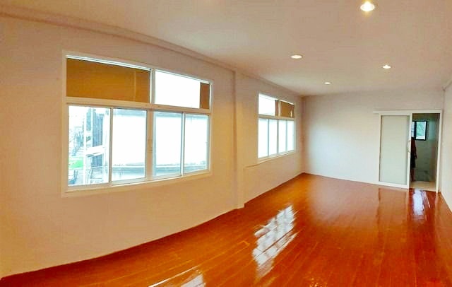 บ้าน สีวลี ติวานนท์ ปากเกร็ด   7700000 B.  พื้นที่เท่ากับ 76 Square Wah เดินทางสะดวก นนทบุรี   