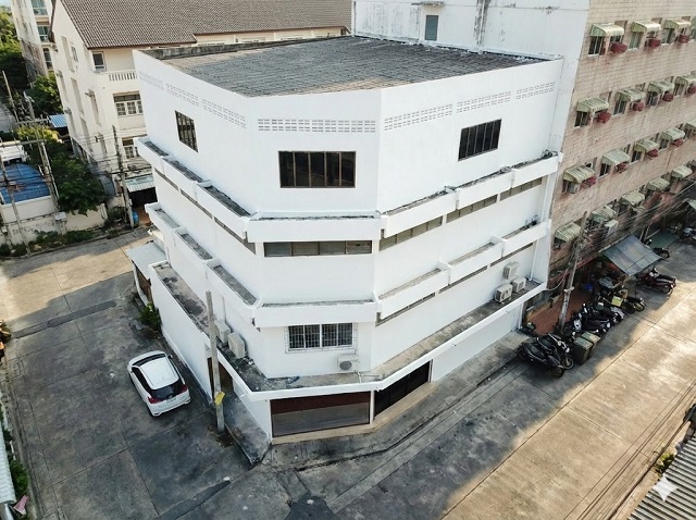 4คูหาทะลุถึงกัน 3 นอน แม็คโคร สาทร 200ม. สภาอุตสาหกรรม 250ม. หัวมุม BTSเซนต์หลุยส์ 1.3กม. 33 ตร.วา. 525 ตร.ม.   เซ็นทรัล สีลม  2.6 กม. 