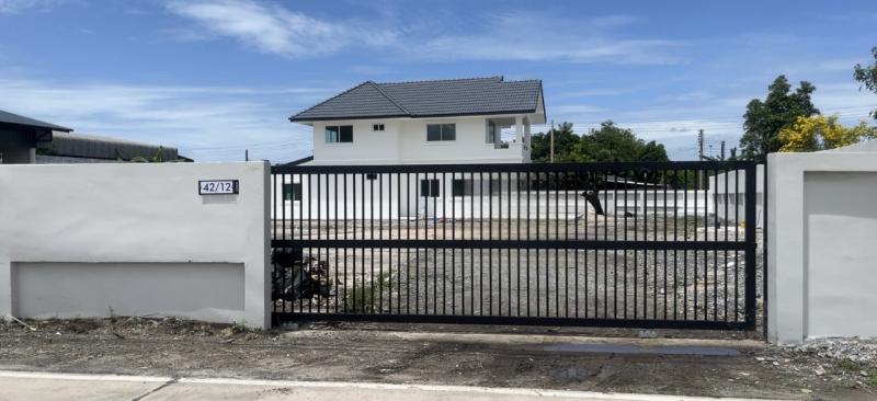 ขายบ้านพร้อมโกดัง บนที่ดินใหญ่ 567 ตร.ว. ทำเลใจกลางเมืองชลบุรีบ้าน 2 ชั้น รีโนเวทใหม่ + โกดังขนาดใหญ่ พื้นที่ใช้สอยครบ ตอบโจทย์ทั้งอยู่อาศัยและทำธุรกิจที่ตั้ง: 42/12 ถ.บ้านสวน–หนองข้างคอก ต.หนองข้างคอก อ.เมืองชลบุรี จ.ชลบุรีพิกัด: https://maps.app.goo.gl/tMp3pMKWQ9qeK5p58รายละเอียดทรัพย์เนื้อที่ดินรวม: 567 ตร.ว.หน้ากว้าง: 44 เมตรตัวบ้านบ้าน 2 ชั้น รีโนเวทใหม่5 ห้องนอน | 2 ห้องน้ำพื้นที่ใช้สอยในบ้า