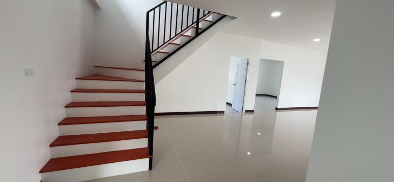 บ้านพร้อมที่ดินชลบุรี เนื้อที่ 567 ตารางวา บ้าน 2 ชั้น รีโนเวทใหม่พร้อมโกดังขนาดใหญ่