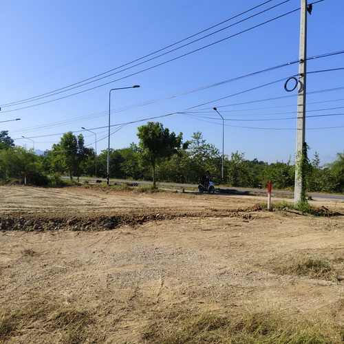 ขายที่ดิน ขนาดพื้นที่  1 งาน  40 ตร.ว.(รวมโฉนด 2 แปลง) ที่ดินสวย ติดถนน 2 ด้าน วิวภูเขารอบๆ มีเลนสำหรับปั่นจักรยาน   ติดถนนหลัก ถนนทางหลวงชนบท (ปข.4020) จากปราณบุรีผ่านสามร้อยยอดไปยังบ่อนอก ที่ดินหน้ากว้าง 21.80 ม. ลึก 34.32 ม. เหมาะทำที่พักอาศัย  รีสอร์ท โฮมสเตย์  หรือซื้อเกร็งกำไรในอนาคตราคาขาย  840,000บาท คิดเป็น  6,000บาท/ตร.ว. ที่ตั้งทรัพย์  : ต.ปราณบุรี อ.ปราณบุรี จ.ประจวบคีรีขันธ์  ปัก�