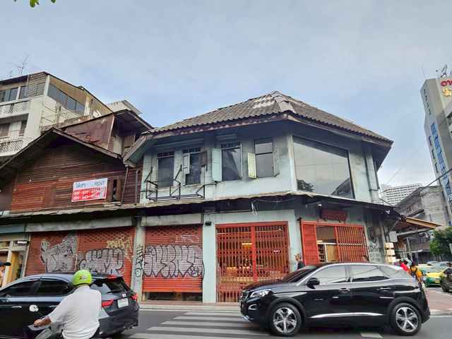 ให้เช่า พื้นที่ทั้งชั้น 2 บนอาคารทรงคลาสสิค ถนนทรงวาด ติดหัวมุมถนน 2 ด้าน ติด cybertron ใกล้ถนนเยาวราช ถนนข้าวหลาม ใกล้วัดไตรมิตร ขนาด 220 ตรม. ให้เช่า 95,000/เดือน- พื้นที่โล่ง ขนาดประมาณ 220 ตารางเมตร- ทางเข้าอาคารอยู่ด้านหลัง - เหมาะทำร้านอาหาร, Art studio, Showroom, Libraryตำแหน่งที่ตั้ง : บนถนนทรงวาด ใกล้ถนนเยาวราช ถนนเจริญกรุง ตลาดน้อยราคาเช่า 95,000 บาทติดต่อสอบถาม ณิชาภา 0996156556Line ID : nicha_winWhatsapp: 0996156556Nic