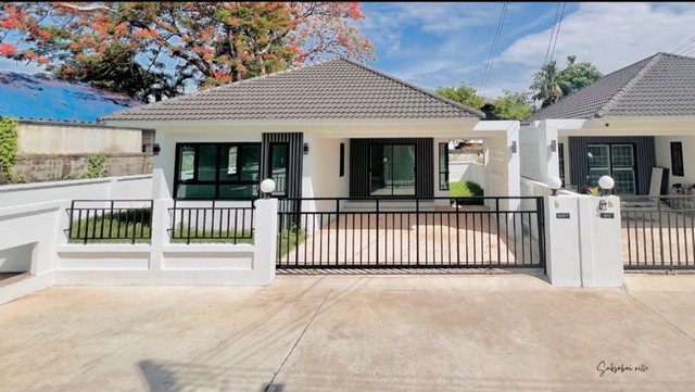  บ้านเดี่ยว 1 ชั้น พร้อมที่ดิน โฉนดเลขที่ 316485 เลขที่ 402/1 หมู่ 15 ตำบลจอหอ อำเภอเมืองนครราชสีมา จังหวัดนครราชสีมา  เพียง 2.4 ล้าน• พื้นที่ใช้สอย 105 ตารางเมตร• เนื้อที่ 61.7 ตารางวา• 3 ห้องนอน 2 ห้องน้ำ จอดรถได้ 2 คัน ของแถม แอร์ 1 เครื่อง , เหล็กดัด มุ้งลวด , ปั้มน้ำ ถังเก็บน้ำ , สนามหญ้าพิกัด : https://maps.app.goo.gl/5jf8FdtcT4EvmXPR9สนใจสอบถามรายละเอียดได้ที่ : โทร 081-3152640