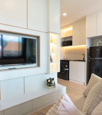 ขาย 1.69 ล้านบาท*คอนโด ริมน้ำ แมนชั่น (Rimnam Mansion)ทำเลเลียบรั้ว มช. ใกล้ประตูไผ่ล้อม ซื้ออยู่เองหรือปล่อยเช่าก็ง่าย มีที่จอดรถ ด้านหน้ามี 7-11 .คอนโดห้องสวยโทนอบอุ่น โฮมมี่เหมาะสำหรับอยู่เองหรือลงทุนปล่อยเช่า ทำเลหายาก ติดรั้ว มช. เดินถึงประตูไผ่ล้อมภายใน 4 นาที และได้ วิวดอยสุเทพเต็ม ๆ ทั้งลูก แบบที่หาไม่ได้ง่าย ๆ อีกแล้วในราคานี้.รายละเอียดห้อง- พื้นที่ใช้สอย 28 ตร.ม.