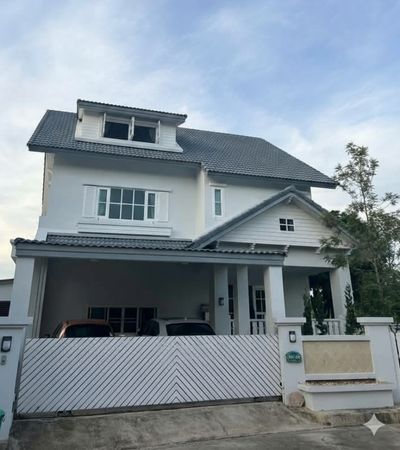 ให้เช่า 39,000 บาท/เดือนขาย 6.9 ล้านบาท*หมู่บ้านลัดดารมย์ สันผีเสื้อโรงเรียนนานาชาติ NIS / น้ำไม่ท่วมเหมาะทั้งอยู่อาศัยและทำโฮมออฟฟิศ.ที่ดิน 129 ตร.ว. พื้นที่กว้าง3 ห้องนอน 3 ห้องน้ำ + ห้องทำงาน + ห้องแม่บ้านครัวแยก โซนซักล้าง สวนส่วนตัว.โครงการมีรปภ. 24 ชม. ส่วนกลางครบสระว่ายน้ำสนามบาสสหกรณ์ภายในหมู่บ้าน.สำหรับนักลงทุนทำเลดี ใกล้โรงเรียนนานาชาติ NISใกล้ตลาด-ห้าง ปล่อยเช่