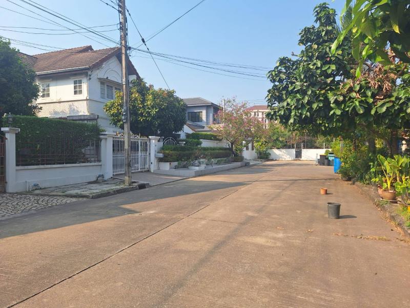 ##ขายบ้านเดี่ยว 90 ตรว. ใกล้มหาวิทยาลัยรังสิต จ.ปทุมธานีโซน : เมืองเอก  ปทุมธานีที่ตั้ง :  209/147 หมู่บ้านเมืองเอก  ต.หลักหก  อ.เมืองปทุมธานี  จ.ปทุมธานี  12000ลักษณะโดยทั่วไป- บ้านเดี่ยว 2 ชั้น, ใกล้ตลาดสัมมากร, ม.รังสิต- 3 ห้องนอน, 1 ห้องโถง, 3 ห้องน้ำ,  1 ห้องครัว- เนื้อที่  90   ตรว.,พื้นที่ใช้สอย  280 ตรม., ใกล้สนามกอล์ฟเมืองเอก- บรรยากาศร่มรื่น วิวสวย,  น่าอยู่อาศัย- พื้นที่ทุกตารางนิ้วสา�