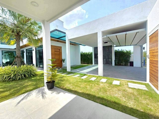 ขายพูลวิลล่าหรู โมเดิลลักซูรี่ 2 ชั้น สไตล์โมเดิร์น พร้อมสิ่งอำนวยความสะดวกครบครัน  พัทยา ห้วยใหญ่ ชลบุรีรหัส TTR 2669พูลวิลล่าหรู โมเดิลลักซูรี่ 2 ชั้น สไตล์โมเดิร์น พร้อมสิ่งอำนวยความสะดวกครบครัน ขนาดที่ดิน 132 ตร.ว. [ 528 ตร.ม.]• ▪ พื้นที่ใช้สอย (ตัวบ้าน) 300 ตรม.  2 ชั้น• ▪ จอดรถ 2 คัน โรงจอดรถประตูอัตโนมัติ• ▪ สระว่ายน้ำขนาด 4 x 8 เมตร (ลึก 1.2 เมตร)การจัดสรรพื้นที่ภายในบ้าน• 4 ห้อ�