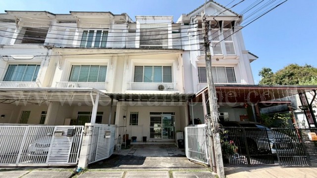 รหัสทรัพย์ N0876ทาวน์โฮม 3 ชั้น เดอะ เทอเรส ติวานนท์ ใกล้ MRT กระทรวงสาธารณสุข&nbsp;ที่ตั้ง : ซอยติวานนท์ 3 ตำบลตลาดขวัญ อำเภอเมืองนนทบุรี จังหวัดนนทบุรี 11000รายละเอียดทรัพย์&nbsp;- ทาวน์โฮม 3 ชั้น ขนาดพื้นที่ 22.8 ตารางวา พื้นที่ใช้สอย 180 ตารางเมตร- 3 ห้องนอน, 4 ห้องน้ำ, 1 ห้องครัว, 1 ห้องรับแขก, 1 ห้องนั่งเล่น, 1 ที่จอดรถ- เตียงนอน, ตู้เสื้อผ้า, ตู้เย็น, โต๊ะทำงาน, วอลเปเปอร์-&nbsp;เครื่องปรับอา