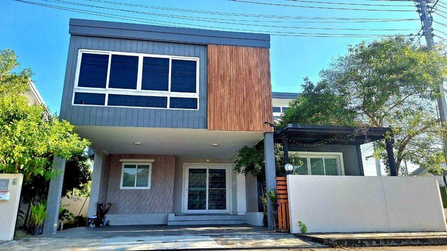 ขายบ้านสวยหลังมุม หมู่บ้านธนกฤษณ์ สันปูเลย ดอยสะเก็ด เชียงใหม่ พร้อมอยู่เหมือนบ้านใหม่รหัส TTR 2666หมู่บ้านธนกฤษณ์ สันปูเลย ดอยสะเก็ด เชียงใหม่พื้นที่ 53.7 ตร.ว.-3 ห้องนอน + แอร์ + ตู้ + เตียง-3 ห้องน้ำ + เครื่องทำน้ำอุ่น พื้นที่ภายในออกแบบลงตัว-ครัวบิวท์อินครบ เตาแก๊ส เครื่องดูดควัน-เครื่องใช้ไฟฟ้าพร้อม- ทีวี 2 เครื่อง-ตู้เย็น 2 เครื่อง ไมโครเวฟ-โถงรับแขกเพดานสูง อบอุ่น�