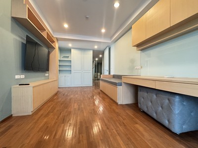 คอนโดหรู ใจกลางสีลม-นราธิวาส! ขายคอนโด เดอะ บางกอก นราธิวาส ราชนครินทร์ ใกล้สถานีรถไฟฟ้าช่องนนทรี บิวท์อินทั้งห้อง พร้อมอยู่!.ที่ตั้ง :  ซอยจันทน์ 16 แยก 4 แขวงทุ่งวัดดอน เขตสาทร กรุงเทพฯ.รายละเอียด :- ขนาด 75.56 ตร.ม.- ชั้น 8 อาคาร C - 1 ห้องนอน 1 ห้องนั่งเล่น 1 ห้องทำงาน 1 ห้องครัว 2 ห้องน้ำ - บิวท์อินทั้งห้อง! เฟอร์นิเจอร์และเครื่องใช้ไฟฟ้าครบ พร้อมอยู่- เหมาะสำหรับอยู่อาศัยห�