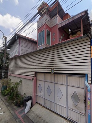 เหมาะทำโฮมออฟฟิศ หรือคลังสินค้าออนไลน์!!! ขายบ้านเดี่ยว 2 ชั้น ซอยกำนันแม้น 13 แยก 23 ฟังก์ชันปรับใช้ได้หลากหลาย รองรับการทำงานหลายรูปแบบ!.ขายบ้านเดี่ยว 2 ชั้น บนที่ดิน 40 ตารางวา พื้นที่ใช้สอยประมาณ 180 ตารางเมตร เหมาะสำหรับทำโฮมออฟฟิศ, คลังสินค้าออนไลน์ หรือธุรกิจที่ต้องการพื้นที่ทำงานแยกเป็นสัดส่วน ขายตามสภาพ บ้านอายุประมาณ 30 ปี โครงสร้างยังใช้งานได้ดี ปรับป