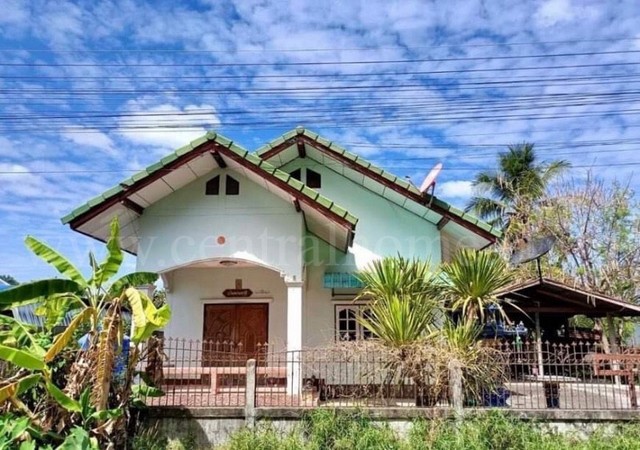 รหัสทรัพย์ N0893บ้านเดี่ยว ชั้นเดียว 100 ตร.วา วารินชำราบ - อุบลราชธานีที่ตั้ง :&nbsp;ถนนโชคชัย-เดชอุดม ตำบลธาตุ&nbsp;อำเภอวารินชำราบ&nbsp;จังหวัดอุบลราชธานี&nbsp;34190รายละเอียดทรัพย์-&nbsp;บ้านเดี่ยว 1 ชั้น เนื้อที่ 100&nbsp;ตารางวา พื้นที่ใช้สอย 200 ตารางเมตร- 3&nbsp;ห้องนอน, 1&nbsp;ห้องน้ำ, 1&nbsp;ห้องรับแขก, 1 ห้องนั่งเล่น, 1 ห้องครัว, 2 ที่จอดรถ-&nbsp;เครื่องปรับอากาศ 1 เครื่อง, โทรทัศน์ 1 เครื่อง, ตู้เย็น 1 เครื่อ