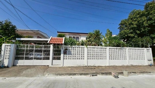 รหัสทรัพย์ : 6839บ้านเดี่ยว 70 ตร.วา เสนานิเวศน์ โครงการ 1 ทำเลดี เชื่อมต่อรถไฟฟ้าหลายสายที่ตั้ง :&nbsp;ถนนเสนานิคม 1 แขวงลาดพร้าว เขตลาดพร้าว กรุงเทพมหานคร&nbsp;10230รายละเอียดทรัพย์&nbsp;- บ้านเดี่ยว 2&nbsp;ชั้น เนื้อที่ 70 ตารางวา พื้นที่ใช้สอย 160 ตารางเมตร&nbsp;- 4&nbsp;ห้องนอน, 2&nbsp;ห้องน้ำ, 1 ห้องครัว, 1 ห้องนั่งเล่น, 1 ห้องทำงาน (ชั้นล่าง), 2 ที่จอดรถ- เครื่องปรับอากาศ 4 เครื่อง-&nbsp;ต่อเติมส่วนห้องครั