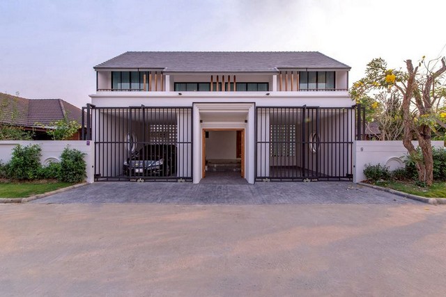 ให้เช่า 70,000 บาท/เดือน ขาย 11,190,000​ บาท 80 ตรว. บ้านโมเดิร์น​ 2 ชั้น #เฟอร์นิเจอร์ครบ #ใกล้สนามบิน​ #บิ๊กซีแม่เหียะรายละเอียดบ้าน- ขนาดที่ดิน  : 80 ตารางวา- พื้นที่ใช้สอย : ประมาณ 320 ตารางเมตร- ห้องนอน  : 3 ห้อง- ห้องน้ำ  : 4 ห้อง- โซนห้องนั่งเล่น- โซนรับประทานอาหาร- ครัวไทย- พื้นที่ซักล้าง- บ่อเลี้ยงปลา- พื้นที่ดาดฟ้า (โซนดาดฟ้ามีราวกันตก)- พื้นที่สวน- ตกแต่งเฟอร์นิเจอร์พร้อมเครื่องใช