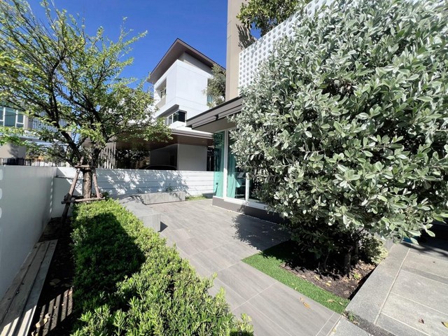 ขายบ้านตัวอย่าง บ้านเดี่ยว 3 ชั้น โครงการ Nirvana Absolute Bangna เนอวานา แอบโซลูท บางนา ราคา 25,000,000 บาท ค่าโอนคนละครึ่งติดต่อ คุณช่อผกา โทร 0616198565 LINE 0616198565สำรอง LINE 0812523279 ส่งลิ้งก์ไว้ได้เลย- ที่ดิน 62.1 ตร.วา พื้นที่ใช้สอย 282 ตร.ม.- 4 ห้องนอน, 4 ห้องน้ำ- 3 ที่จอดรถ, ห้องแม่บ้าน- เฟอร์นิเจอร์บิวท์อินตกแต่งครบทั้งหลัง หิ้วกระเป๋าเข้าอยู่ได้เลย- สิ่งอำนวยความสะดวก : คลับเฮ้าส สระว่ายน้ำ ฟิตเนส สวนหย�